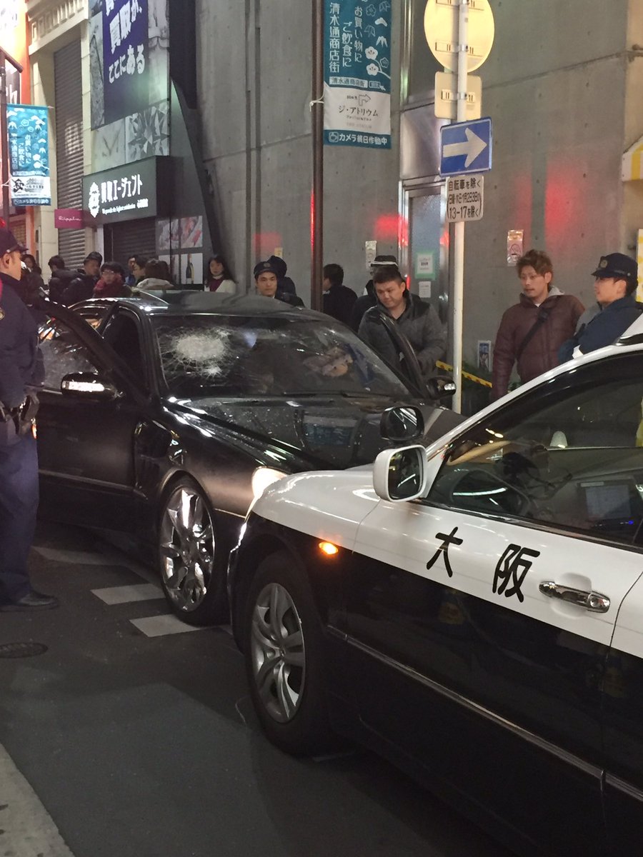 ひまこ 大阪府大阪市 心斎橋商店街で暴走する黒塗りの高級車に警察が発砲か 銃声に現地騒然 1 21 Naver まとめ T Co Rm4js8f4ml T Co Tmbqumsuaw Twitter