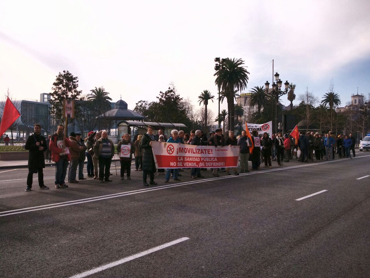 Podemos_CANT's tweet image. Llegada a Pl. Pombo de la manifestación contra el #CETA de @Xlopublico Unid@s pararemos estos tratados de libre comercio #NiTTIP #NiCETA