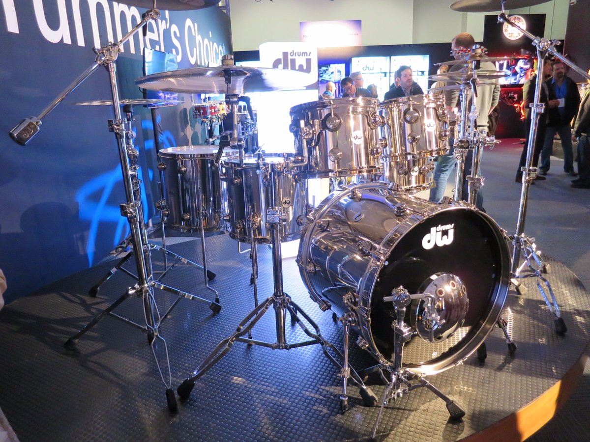 ドラムステーションリボレ秋葉原 Namm17 Dwブース 5 これも目玉と言えるでしょう コレクターズ シリーズに Dw初のステンレス スチール ドラム セット登場 1 5mm厚のシェルに2プライ ヘッドを装備 ビッグな響きと気候に左右されず安定感の ドラムステーションリボレ秋葉原 Namm17 Dwブース 5 これも目玉と言えるでしょう コレクターズ シリーズに Dw初のステンレス スチール ドラム セット登場 1 5mm厚のシェルに2プライ ヘッドを装備 ビッグな響きと気候に左右されず安定感の