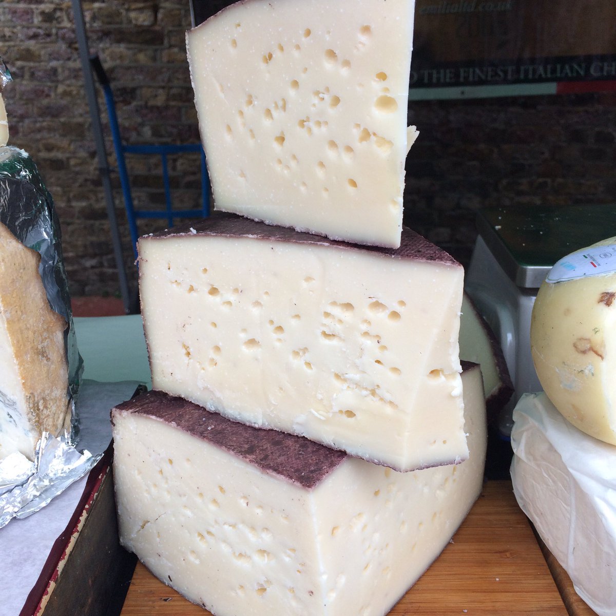 hampsteadmkt's tweet photo. We're here until 3, behind the Everyman Cinema, so come and pay us a visit. It's a beautiful day for a trip to the market 😊 #farmersmarket https://t.co/hjYkH5lKPT
