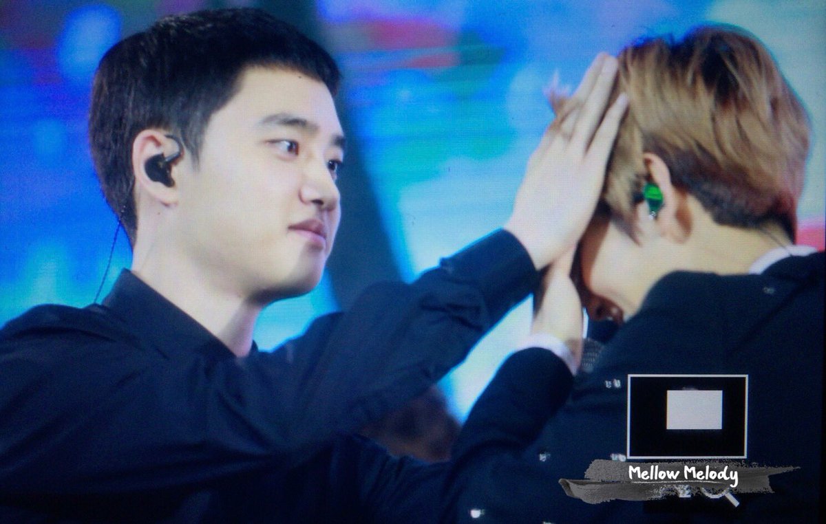 mellowmelody_do's tweet photo. 170121 네이처콘서트 #디오 #경수
이마 뽀뽀😘 겸디들💕💕💕💕 https://t.co/16YZ2SAsCT