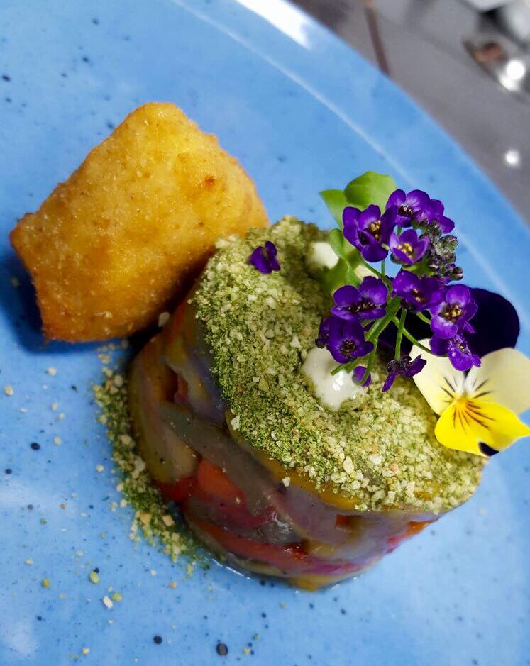 arabokaRest's tweet photo. Hora del #AperitivoEboka para celebrar este estupendo sábado. Disfruta del #Centrohistórico cultura, rebajas, familia.Sorpresa en la terraza https://t.co/ME3GN9uACc