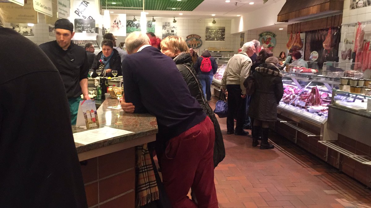 berlinerintoll's tweet photo. Sonnabends #Fisch essen bei #Rogacki was gibt es schöneres #Berlin #charlottenburg https://t.co/GPKVxZue2k