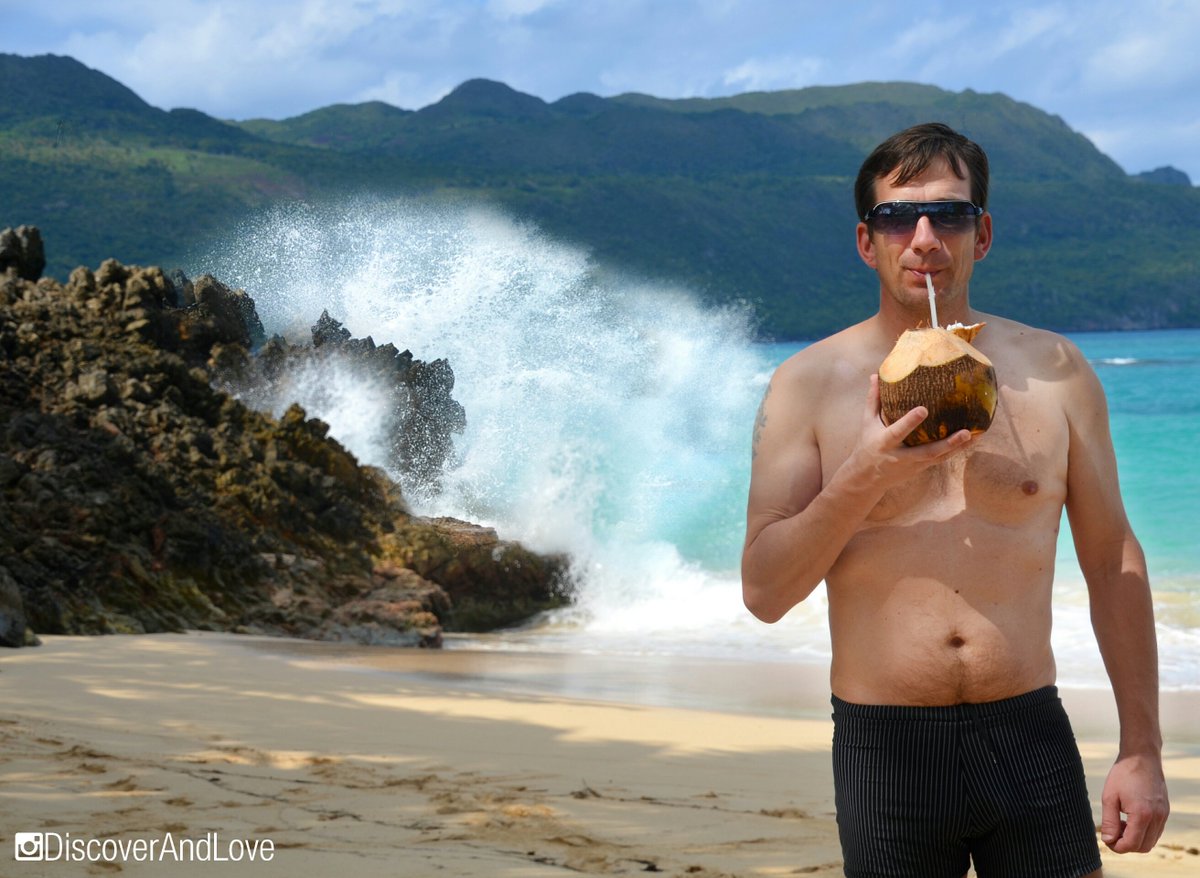 discoverandlove's tweet photo. When trying to define paradise we bet that you could easily use as an example a beautiful colored sea with a refeshing coconut water.#DOM https://t.co/ANs5Uy6uCw