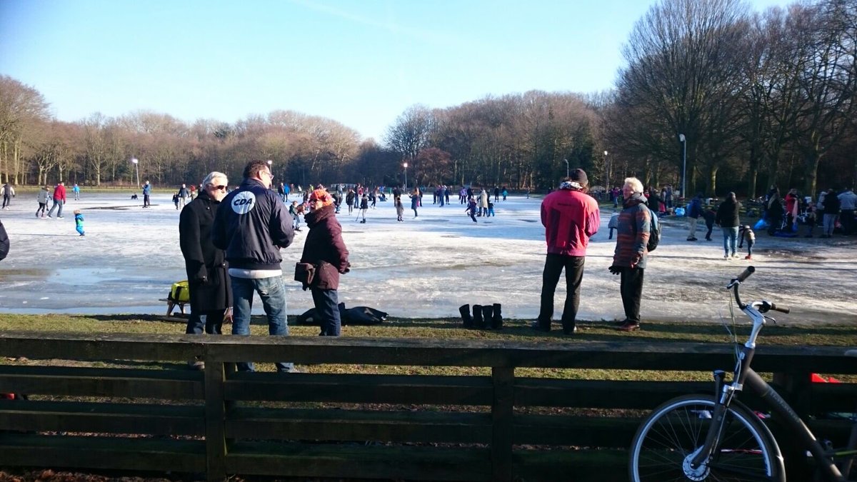CDADenHaag's tweet photo. Het @CDADenHaag deelt vandaag #ijskrabbers uit bij schaatsbanen #Ockenburg en #Zuiderpark. #veilignaarhuis #veiligverkeer https://t.co/WAdHstm7Gb