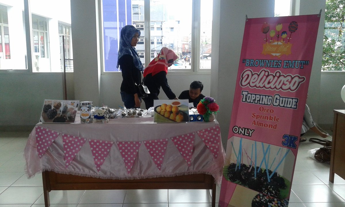 cuppa_pudding's tweet photo. Brownies emut yg imut pas dimulut. Kamu bisa request toping sesuai seleramu.. only 3k! #Bizday2017 #digmarkstiekesatuan https://t.co/BQjDvf3aVm