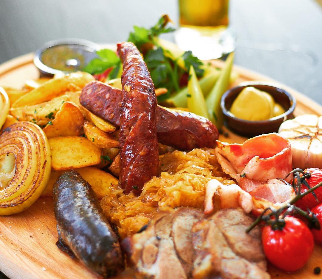 CrocusHotel's tweet photo. Spustené! Hody pre jedákov sú už v ponuke, zastavte sa s poriadnym hladom! 😎✌
#hotelcrocus #strbskepleso #slovakfood #tasteit #local #slovak https://t.co/uqlTLDvE61