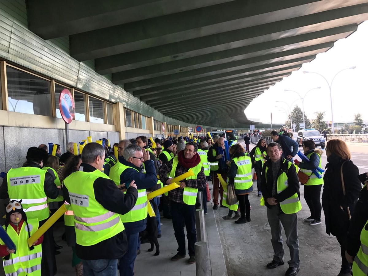 FASOCIDE's tweet photo. Representantes de entidades y organismos públicos y privados, y multitud d afectados directos,contra #discrimación @Ryanair  #noseasmilímite https://t.co/PC5YQfsUji