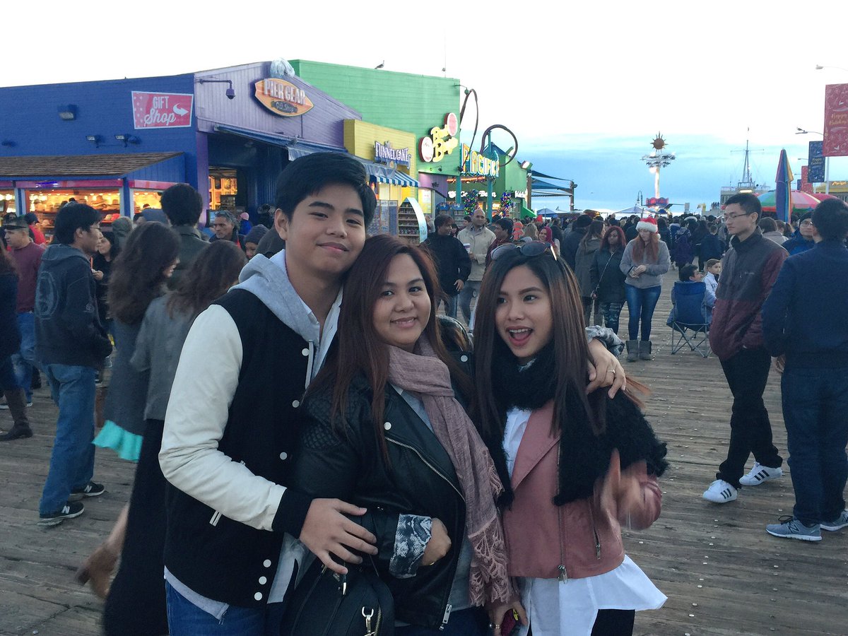 Aaarianne_E's tweet image. When you have to take a fam photo but you see a pogi:

HAHAHAjk #missingLA 😢