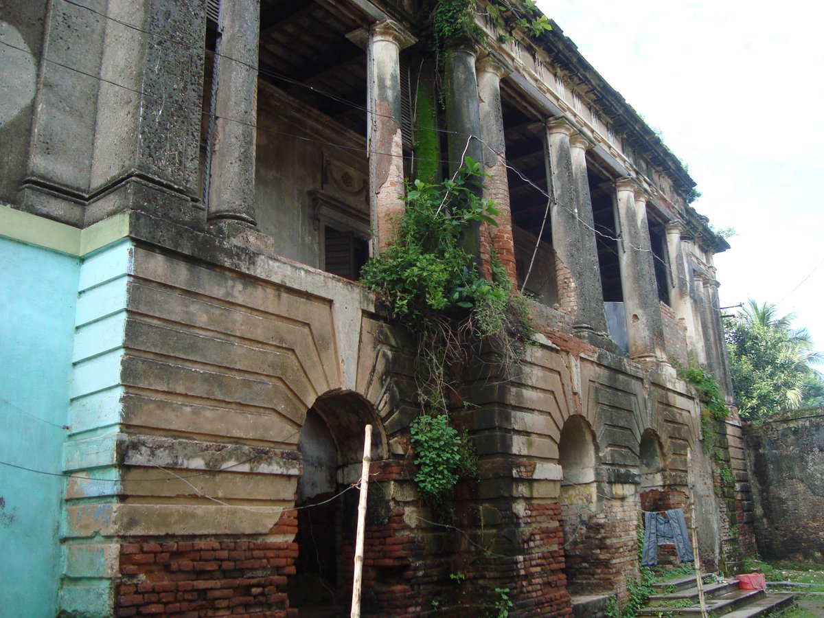 ArchaeoNomad's tweet photo. What remains of the Nawabi Jutapatty, or the royal shoe manufactory at #Murshidabad. #MyHeritageSaturday #HeritageAtRisk https://t.co/dHpRxUMwHS