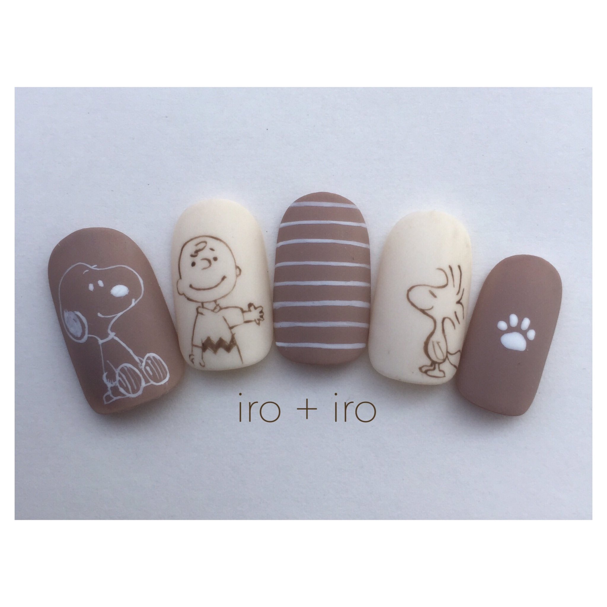 Irotoiro Nail スヌーピーネイル Nail スヌーピーネイル スヌーピー Snoopy 北欧 ナチュラルネイル ネイルデザイン 手描きネイル 鳥ネイル ネイルサロン Snoopynail ショートネイル カジュアルネイル Naildesign バレンタインネイル