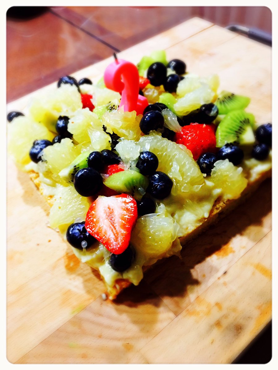 chuckyas's tweet photo. 息子の誕生日祝いに米粉のシートケーキを焼きました。豆乳カスタードとフルーツマリネを息子と一緒にデコレーション。小さい子も大人も同じケーキを安心して食べられるのがとても嬉しい。

#白崎茶会 #あたらしいおやつ #かんたんデザート #1年A組 https://t.co/dJjReY9m9P