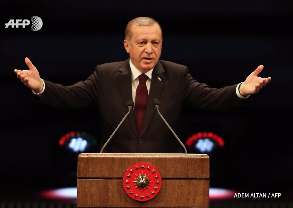 afpfr's tweet photo. Le Parlement turc approuve le renforcement des pouvoirs d'Erdogan https://t.co/AsmOhuDLm6 #AFP https://t.co/MuWV5jdL4W