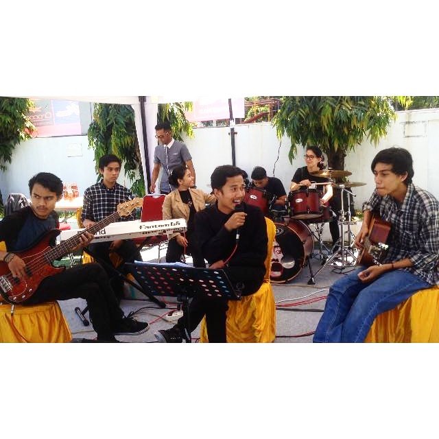 UKS_Unand's tweet photo. Job band and akustik at Nissan
Tetap bermusik dan salam budaya! 🎵🎶🎤👣🎆👏😊😁 #UKSUNAND
#HARPAMUSICSTUDIO
#nissan https://t.co/qHCjqKlTCW