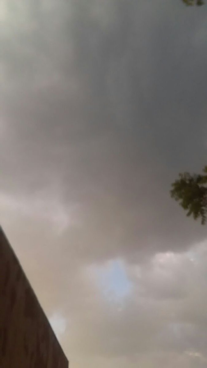 5U8s79Zx1XdJ1VO's tweet photo. هطول أمطار متفرقة الغزارة على ولاية دما والطائيين..بشمال الشرقية 😻🌧.... جعلها الله امطار خير وبركة https://t.co/cl3HprVzsU