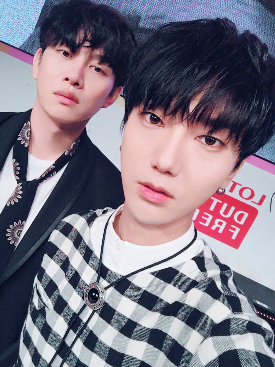 FishyHae12's tweet photo. Yesung SNS update
Niatnya mau AB Blood ehh.. si Om Teuk malah nongol 😂😂
#ABBlood #83L #Leeteuk #Heechul #Yesung #SuperJunior https://t.co/vWIqV3pmcP