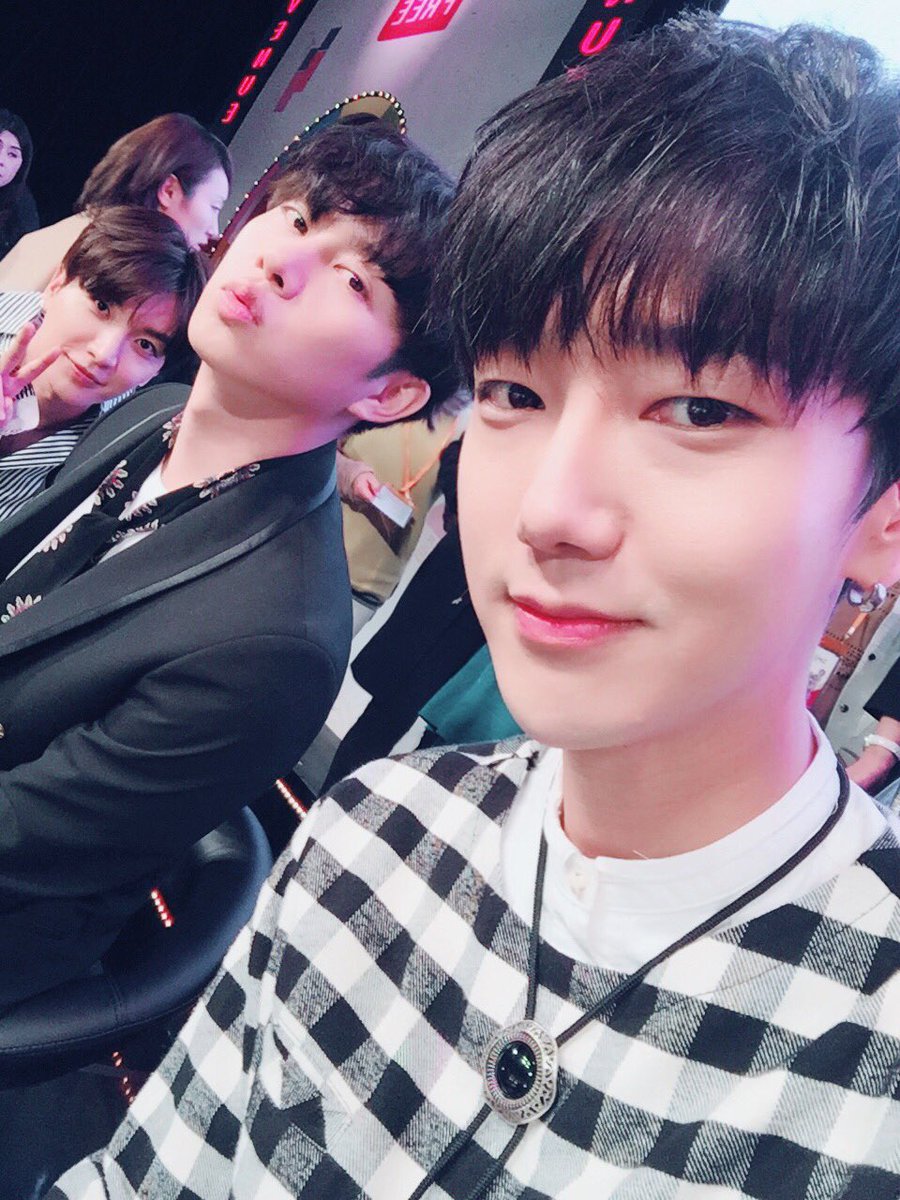 FishyHae12's tweet photo. Yesung SNS update
Niatnya mau AB Blood ehh.. si Om Teuk malah nongol 😂😂
#ABBlood #83L #Leeteuk #Heechul #Yesung #SuperJunior https://t.co/vWIqV3pmcP