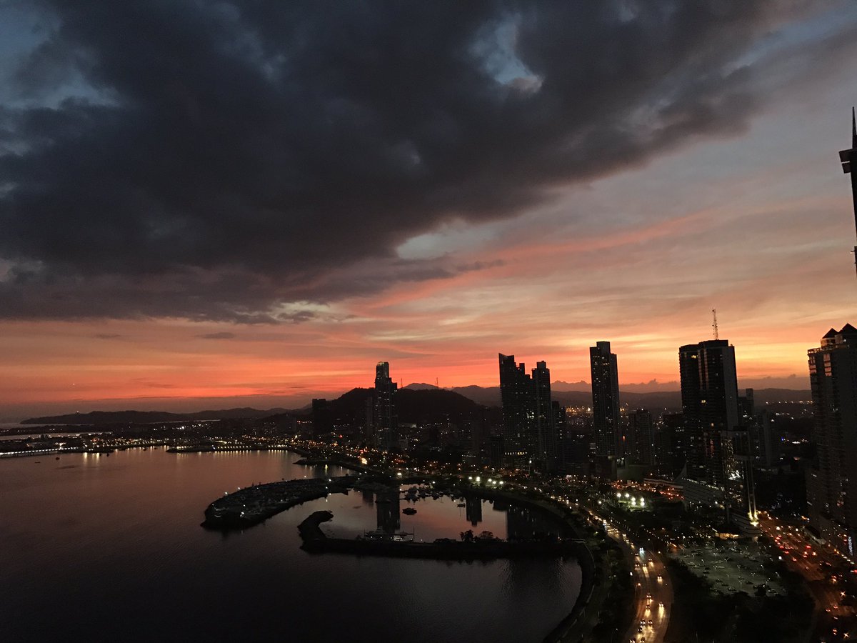 FrankTroya's tweet photo. Los atardeceres de este verano no paran de alardear sobre la belleza de Panamá.❤ https://t.co/ITzuDOCY23