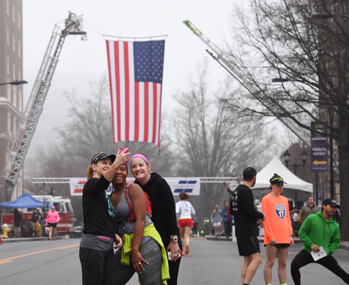 bartboat's tweet photo. Runners are starting to gather downtown for the @GreenvilleNews Run Downtown 5k #rundowntown https://t.co/MNG8QZbYd5