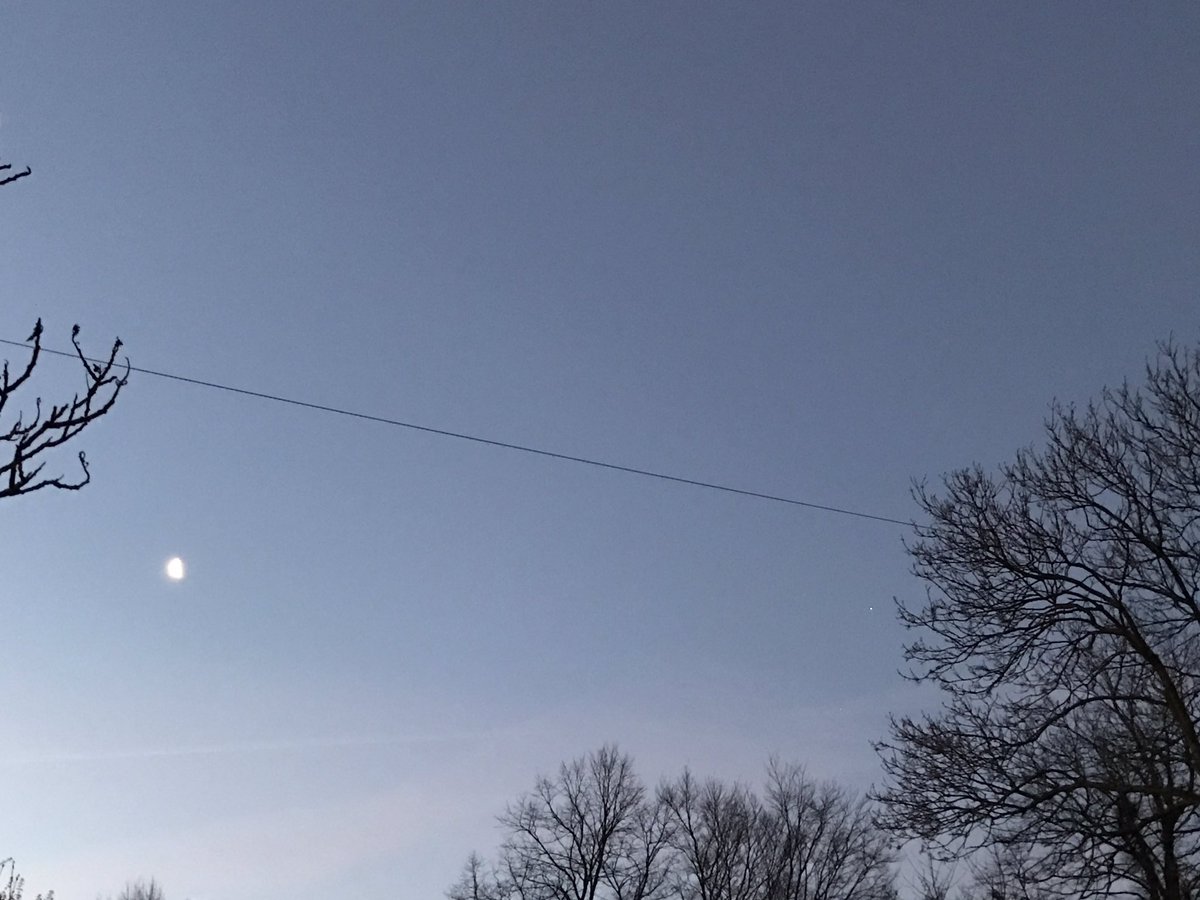 AnyAirPlane's tweet photo. #moon &amp; #Jupiter this morning 21/01/17 at 07:25 #stockport iPhone picture https://t.co/8Bbip0DMd8
