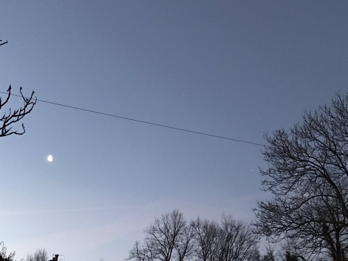 AnyAirPlane's tweet photo. #moon &amp; #Jupiter this morning 21/01/17 at 07:25 #stockport iPhone picture https://t.co/8Bbip0DMd8