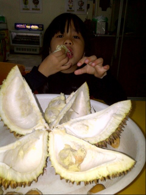 I'm at Rumah Durian Harum in Tangerang, Banten swarmapp.com/c/5QwIaCxbm4C