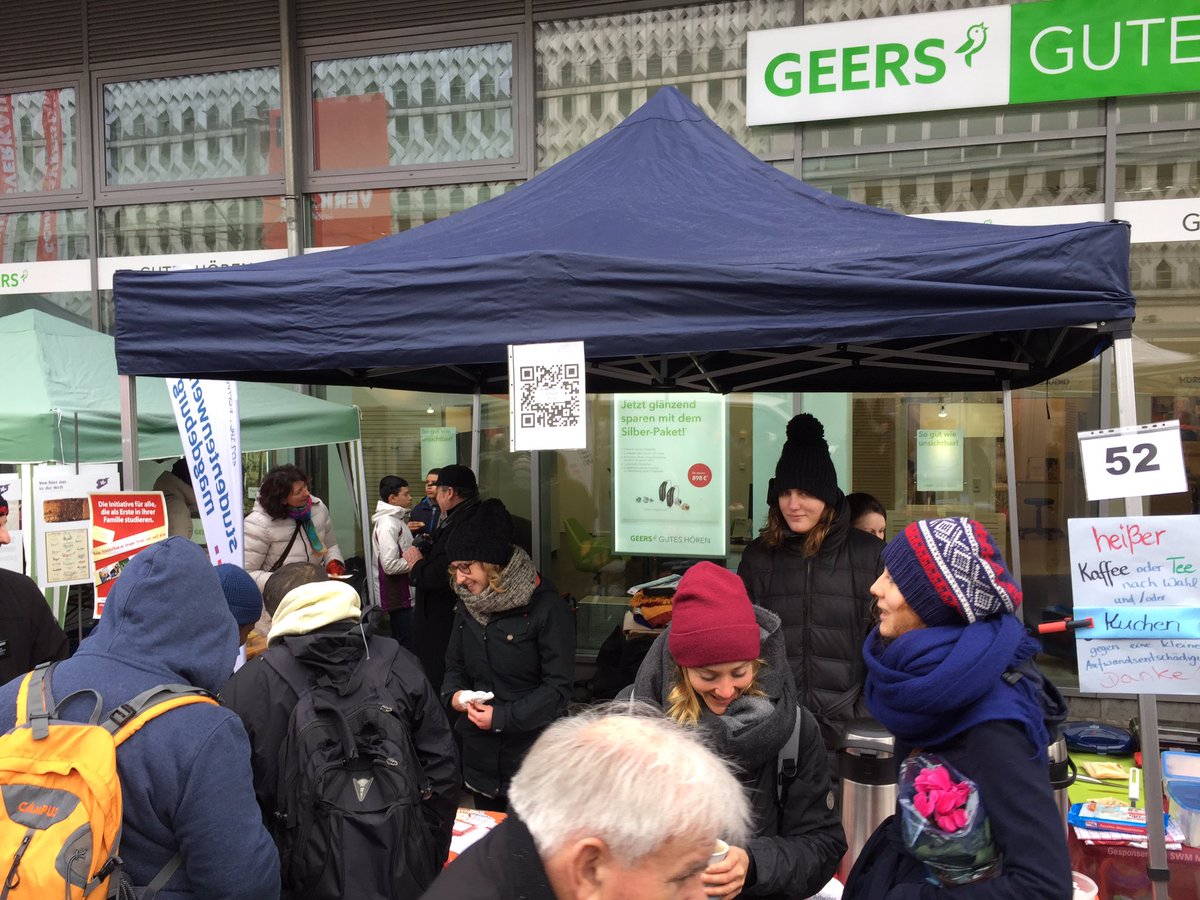 Update von der Meile der Demokratie: sehr gut besucht und bisher alles friedlich. Ihr seid toll! <a href="/DemokratieMeile/">Meile der Demokratie</a>