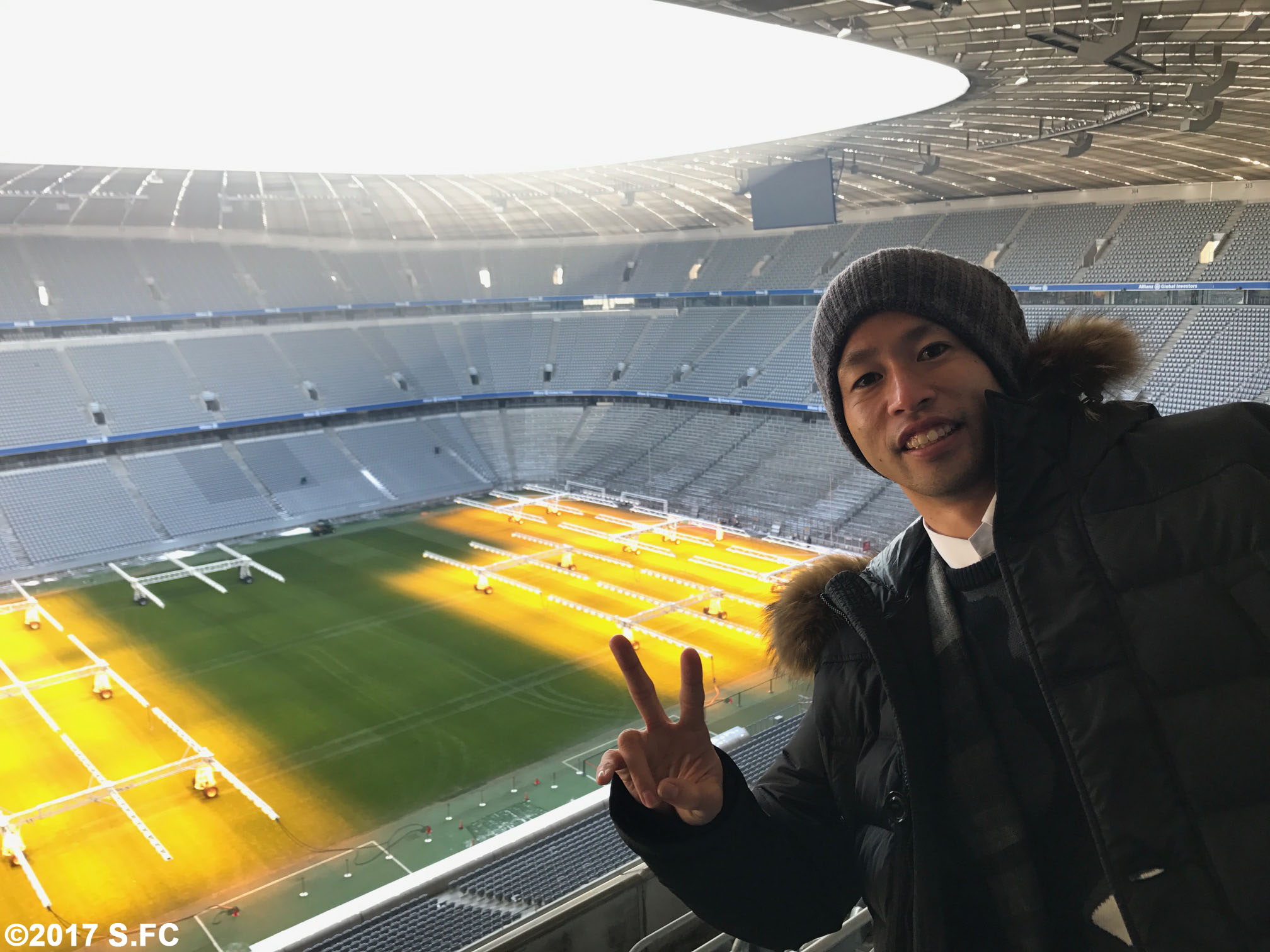 サンフレッチェ広島 公式 En Twitter アリアンツ アレーナ は Fcバイエルン ミュンヘンだけでなく ２部所属のｔｓｖ１８６０ミュンヘン もホームスタジアムとして使用されています そのため 座席の色がどちらのチームカラーでもないグレーになっているそうです