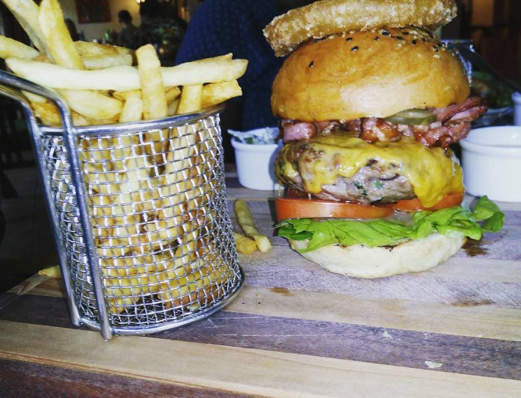 diGTized's tweet photo. Am I ready? #GovernorsTable #GovenorsMansion #TeamBurgers https://t.co/BmUyGIZSEb https://t.co/B4BPdZTEqn