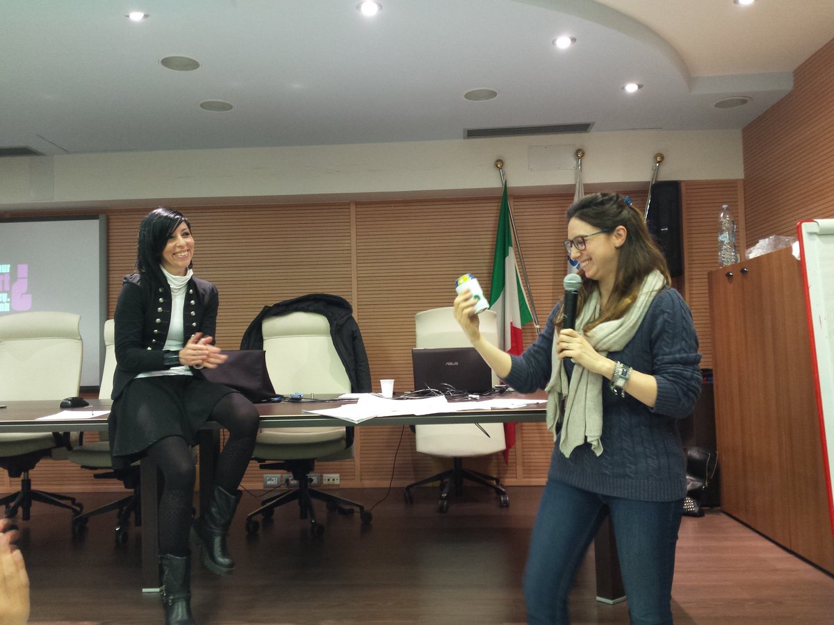 valeria_cara's tweet photo. Grande Martina con il nostro olio! 😉
#smafoggia #workinteam https://t.co/1itsBWgiWz