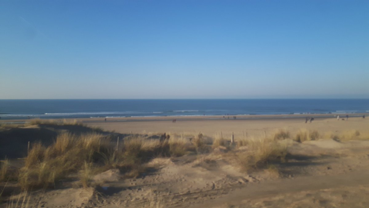 Flip_nw's tweet photo. Lekker vlak zeetje. #Winterstrand https://t.co/YQ2wP2ZhBr