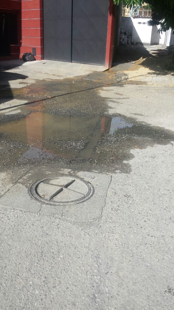 juancholafondo's tweet photo. Buenos días @HenriFalconLara 2 semanas tiene este bote en calle 10 Club hípico Trinitarias reporte #394409 y nada https://t.co/0FDtotuRNG