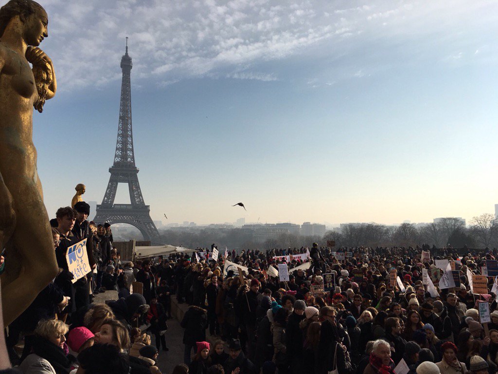 LaureDaussy's tweet photo. Beaucoup de monde à la #WomensMarch #trocadero https://t.co/e4bYSnhSKM