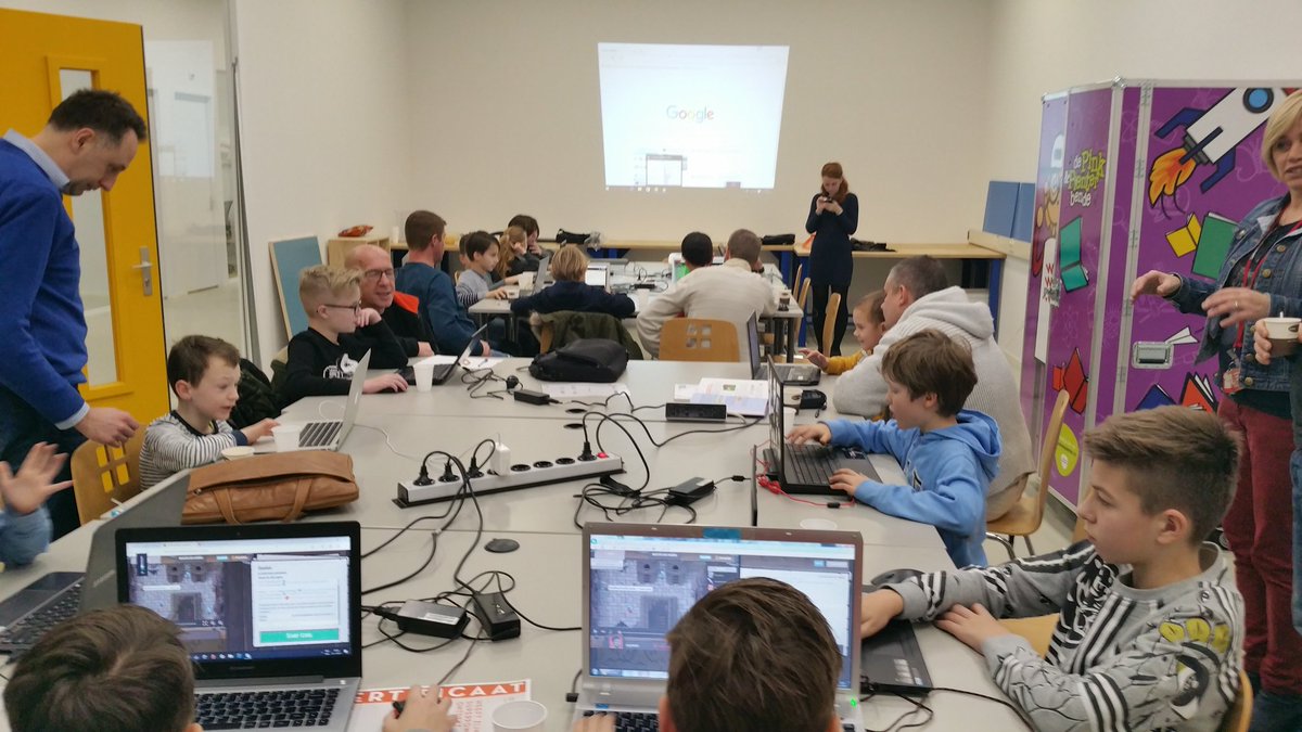 Coderdojo040's tweet image. Yes! Er wordt weer hard gewerkt door de ninja&apos;s. Én de ouders niet te vergeten. Amper tijd voor koffie.