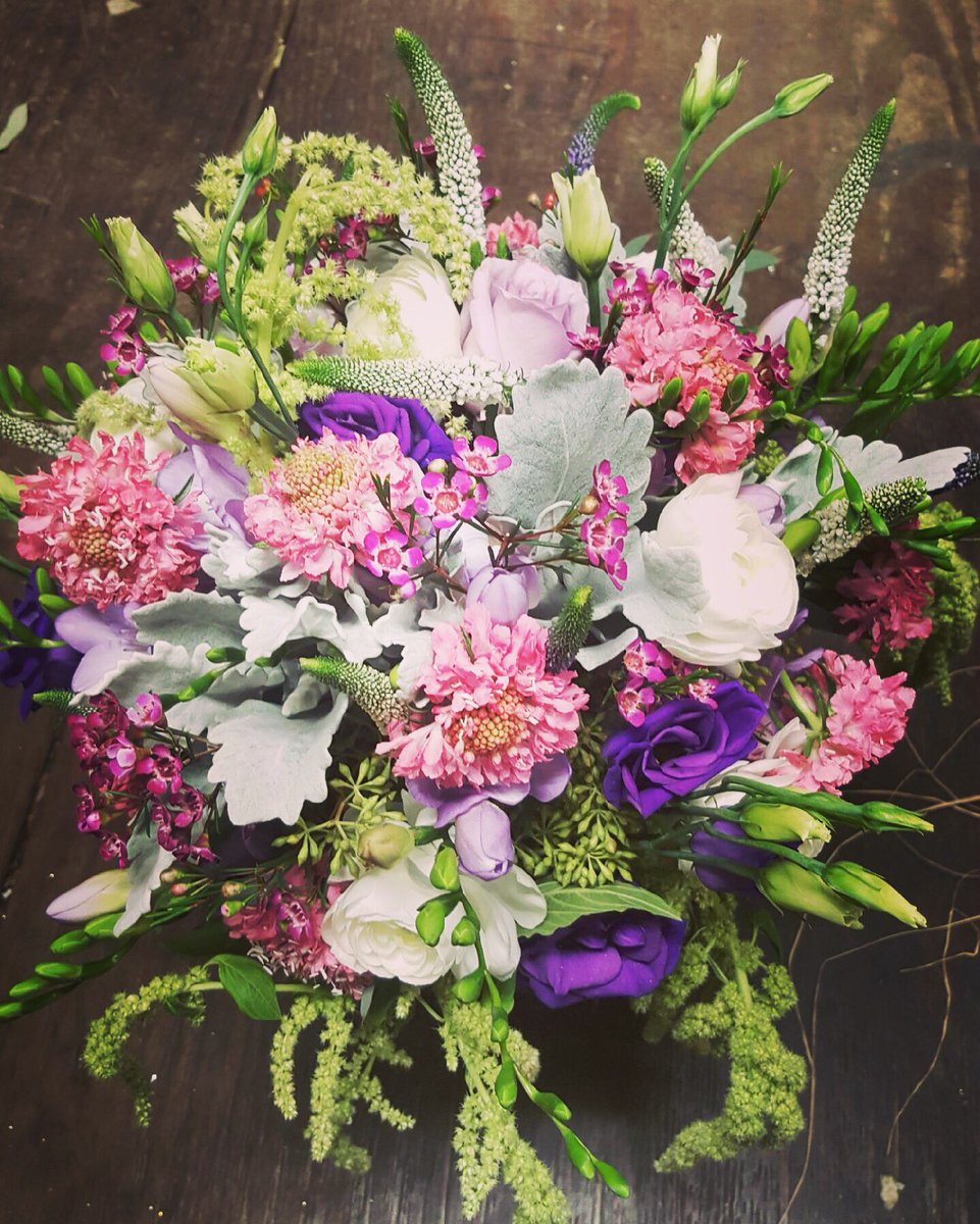 LIeventflowers's tweet photo. Last night's beautiful bridal bouquet!!#behindthescenes #liflowers #longisland #simplyelegant #bridalbouquet https://t.co/kAsZCRTb5f