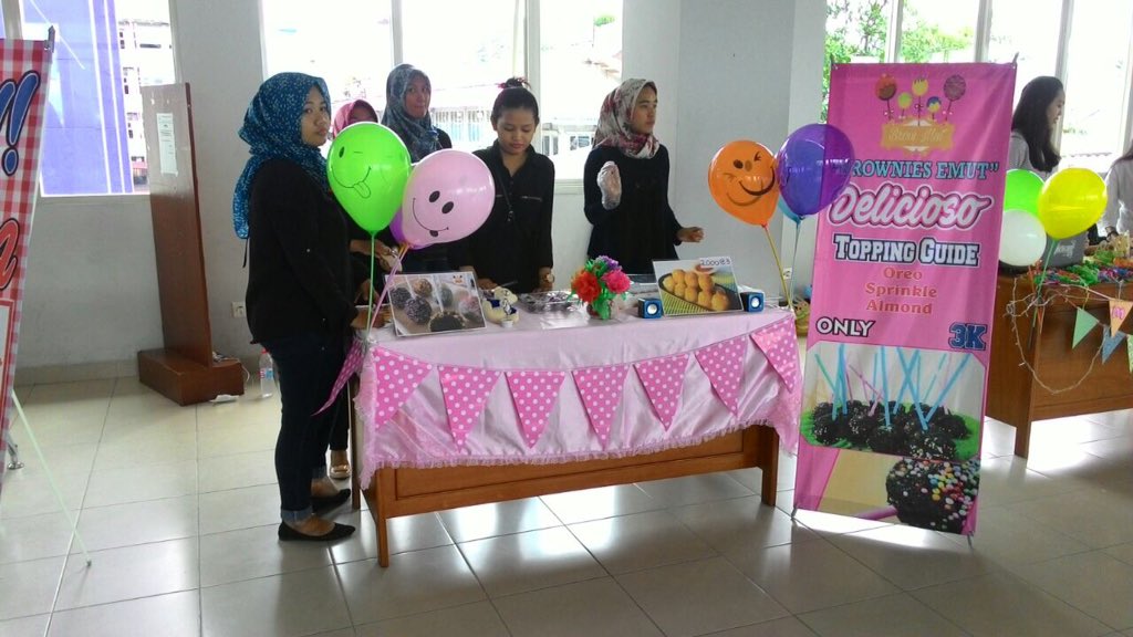 risolabell's tweet photo. brownies imut delicioso yuk beli yukkk manisnya pass #digmarkstiekesatuan #Bizday2017 https://t.co/4jgu0N0MlL
