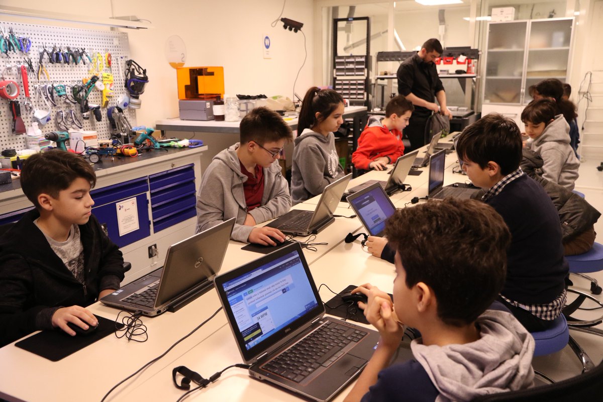 kworkscenter's tweet photo. Bu çocuklar bir harika! KWORKS LAB'daki 3 boyutlu tasarım eğitiminin ardından, #Arduino üzerinde çalışmaya devam ediyoruz! #HızKesmekYok https://t.co/HRBf5sBjtm