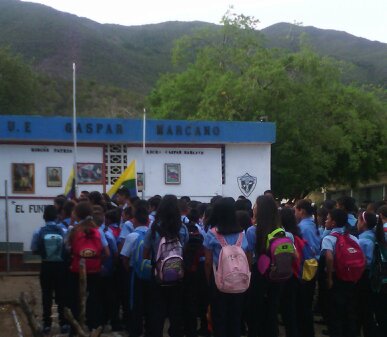 LacruzLauri's tweet photo. jajaja... mi primer día en el liceo jajaja hay no... que horrible salgo en esas fotos jaja #GaspárMarcano... https://t.co/EOHK9Uw1Ix