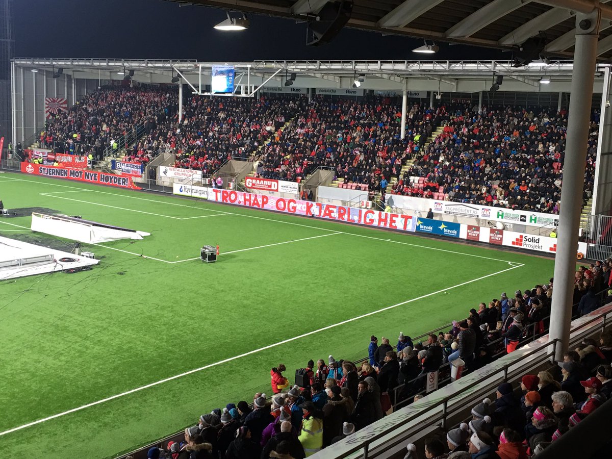 Dagens tilskuertall på Fredrikstad Stadion er 12500. Full brakke. Ny norsk rekord på en ishockey kamp. #2hockey #winterclassicno