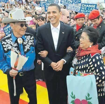 jeanlemoro's tweet photo. Barack Obama et ses parents adoptifs Crows je suis fier de mon frère adoptif #obama #tbdv #brulon https://t.co/XQY8nnCdMr