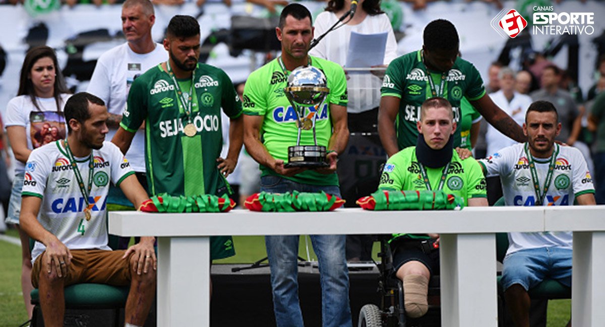 TNTSportsBR's tweet photo. 🎵 "Que escutem em todo o continente, sempre recordaremos a campeã Chapecoense!" 🎵 #ForçaChape https://t.co/aHKzF7bpzF