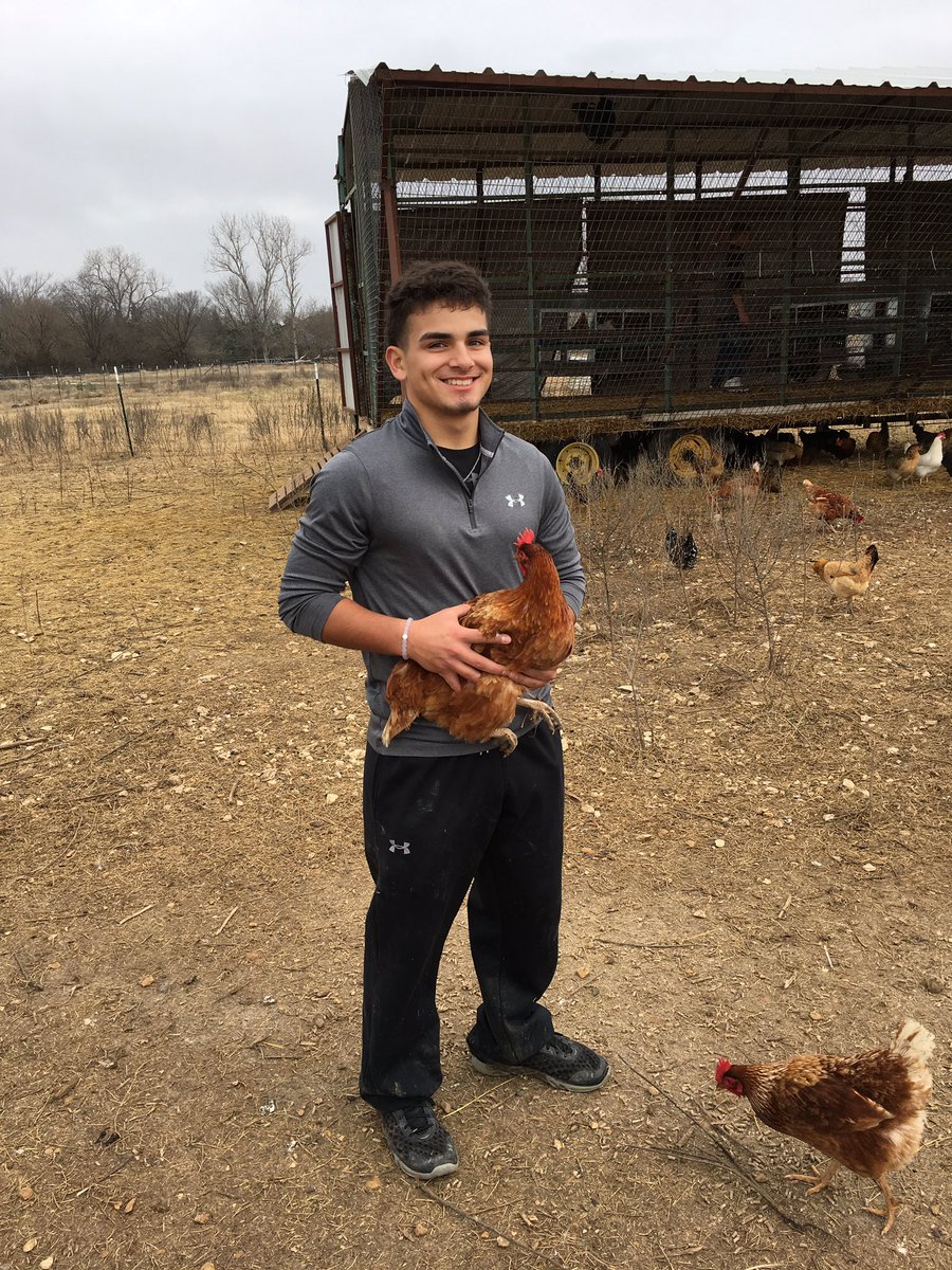 roisdathletics's tweet photo. #RObaseball players planted onions, fed chickens, turkeys & goats, & cleared brush at #BontonFarms! #WeAreRO https://t.co/nGiZnq7hoQ