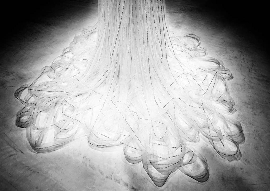 GavriiLux's tweet photo. Wedding Dress Glow
⠀
@emstathens #modernart #emstathens #weddingdress
⠀
Take a step back a… https://t.co/TtAE7ZW1qw https://t.co/HnfWIpHRlZ