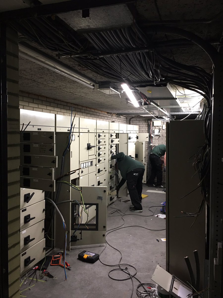 Mooie klus dit weekend voor BAM Bouw en Techniek Zuidwest. Vervangen elektrakasten in winkelcentrum  Leiderdorp #BAM
