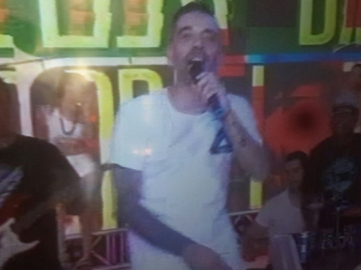 Gagi32885837's tweet photo. QUE MIERDA ES ESTO????? La banda del tio??????? QUE PAIS GENEROSOOOOO!! https://t.co/b7p6cZjqVR