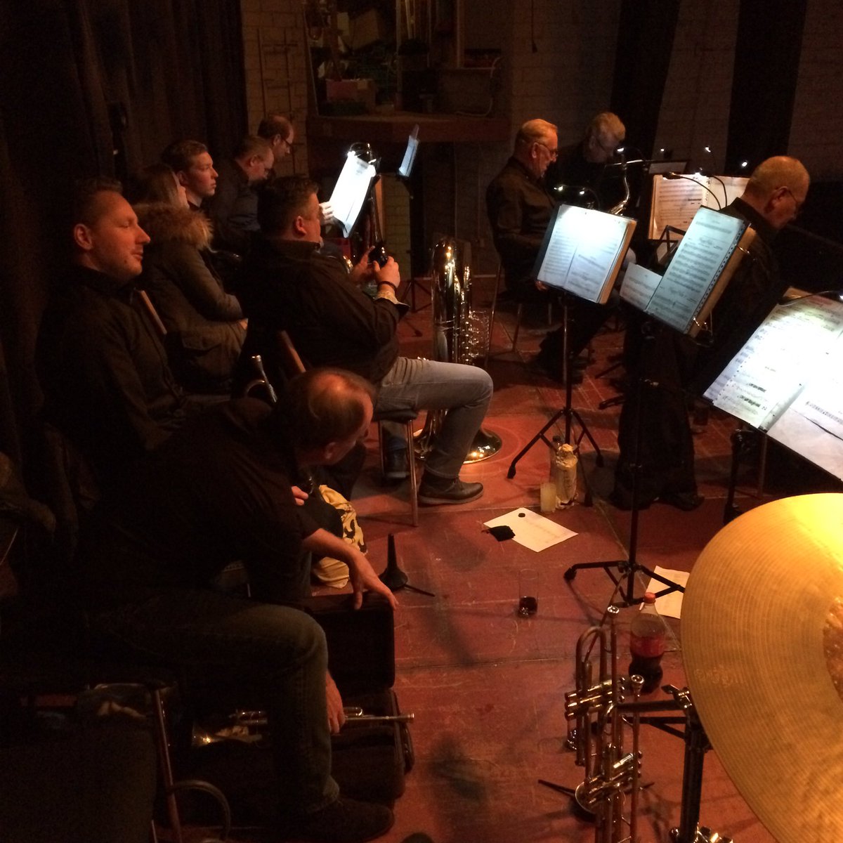 Je ziet ons niet, maar je hoort ons wel! 🎺🎷🥁 <a href="/deHeikneuter/">de Heikneuter</a> bij de pronkzitting van <a href="/SparrenarrenCS/">CS de Sparrenarren</a>