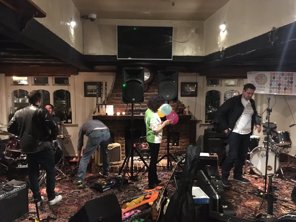 HareClaygate's tweet photo. Big set up! #2bands @thefrontcovers @thefoleyunknown https://t.co/8zD4gLSdBp