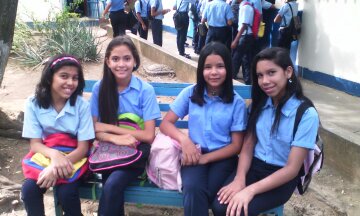 LacruzLauri's tweet photo. jajaja... mi primer día en el liceo jajaja hay no... que horrible salgo en esas fotos jaja #GaspárMarcano... https://t.co/EOHK9Uw1Ix