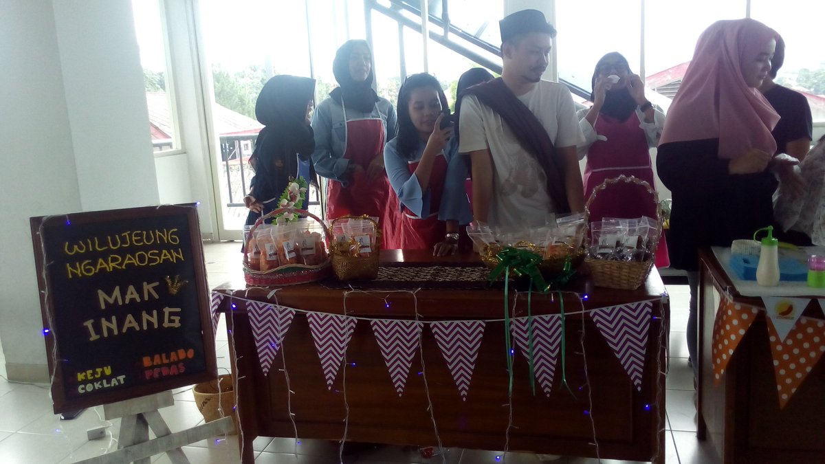 jusbmii's tweet photo. Makanan cocok sambil nonton tv, gurih krenyes ,rugi deh kalo gak cobain mak inang 
#bizday2017 #digmarkstiekesatuan https://t.co/jDG7czUKg4
