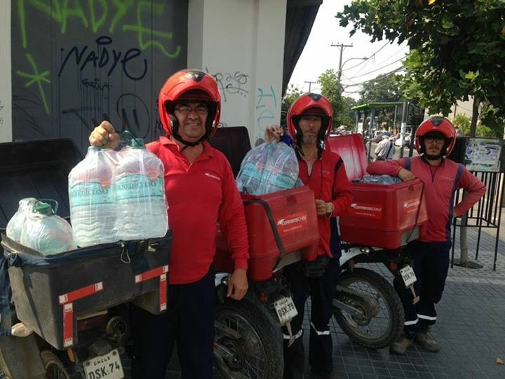 Pjeria's tweet image. Bien los carteros de #correoschile  aportando agüita a los #bomberosdechile  de #Pirque     .... 👍🏻🚒👍🏻